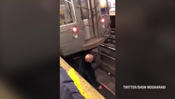 Μεθυσμένος προκάλεσε τρόμο στο μετρό- Άφωνοι πυροσβέστες τον είδαν να τους χορεύει- VIDEO- ΦΩΤΟΓΡΑΦΙΕΣ